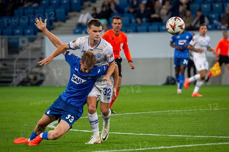 Football UEFA Europa League, season 2024/25, matchday 2: TSG Hoffenheim vs Dynamo Kiev. Picture: Foul by Taras Mykhavko (32, Kiev) and Max Moerstedt (33, Hoffenheim)