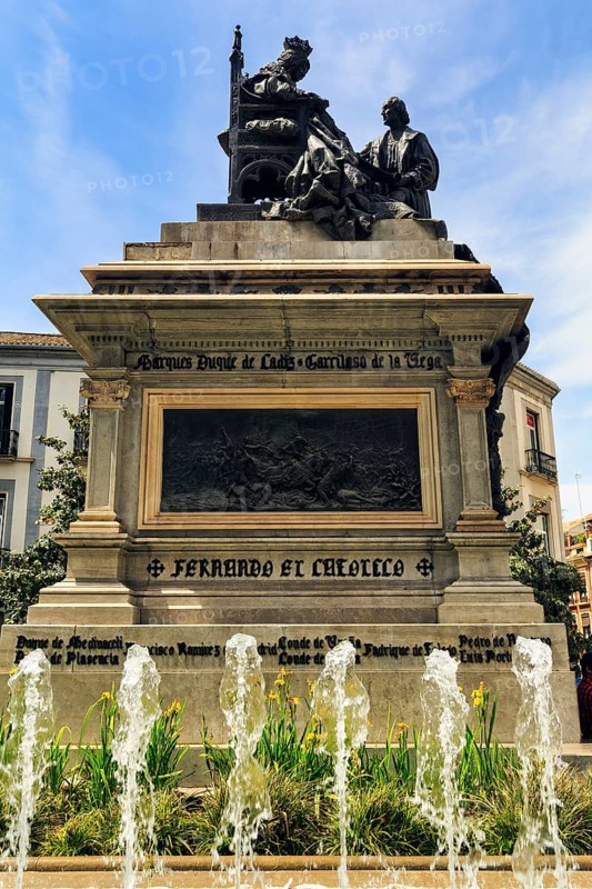 Monument with bronze sculpture of Queen Isabella I and Christopher Columbus, fountain, Plaza Isabel La Catolica, Granada, Andalusia, Spain, Europe