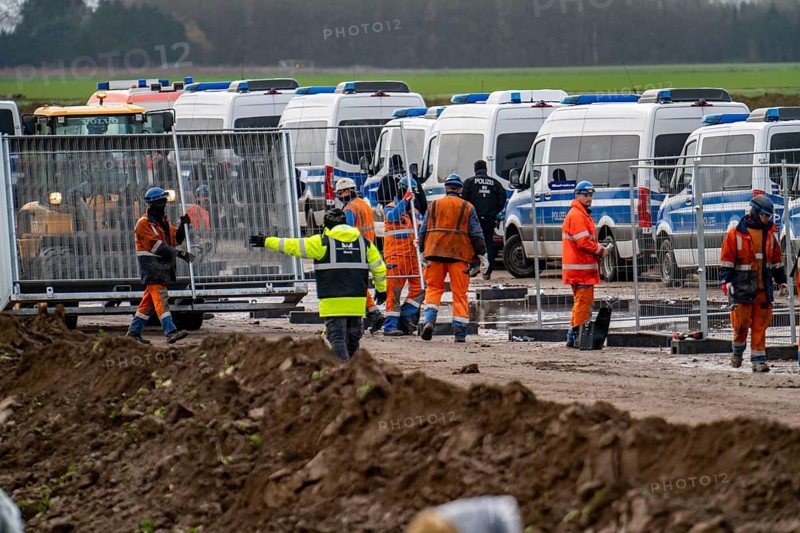 At the hamlet of Lützerath, at the Garzweiler 2 open-cast lignite mine, the RWE Group erects a double-grid fence around the entire area while the police are clearing the occupied camp, Erkelenz, North Rhine-Westphalia, Germany, Europe