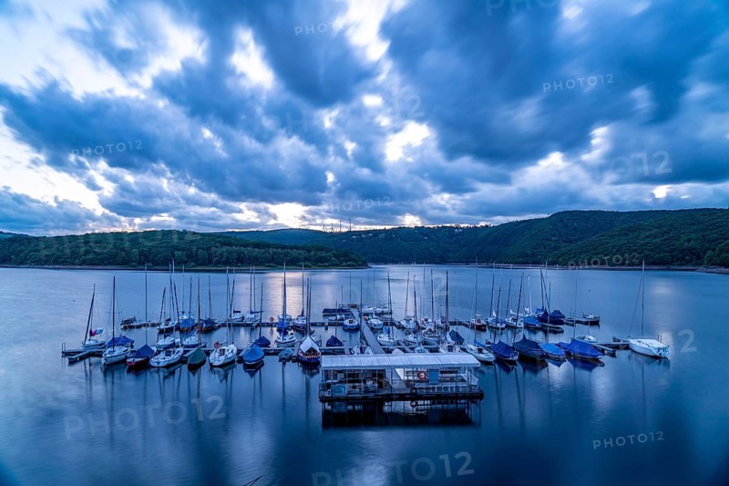 Lake Rursee, reservoir in the Eifel National Park, north-east bank near Heimbach, near the Rur dam Schwammenauel, sailing boats on the floating jetty, North Rhine-Westphalia, Germany, Europe