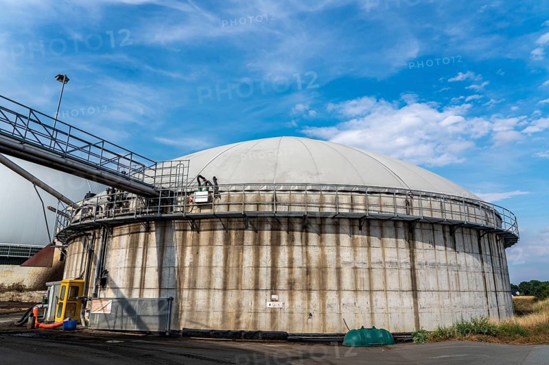 Biogas plant, gas storage, with dome, use of solid manure as energy source, gas pipelines, on a farm near Lippling, close to Delbrück in East Westphalia, in the district of Paderborn, 1.5 megawatts of electrical power, production of district heating for homes in the region, North Rhine-Westphalia, Germany, Europe