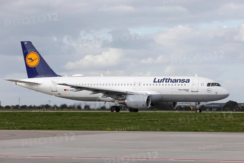 Lufthansa's Airbus A320 Fulda flying over the tarmac at BER Airport, Schönefeld, 11 October 2022