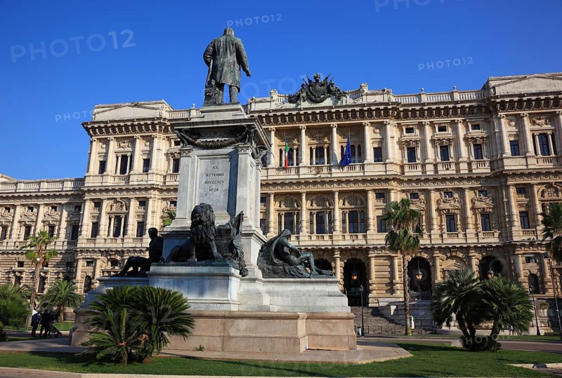 Palazzo di Giustizia, Palace of Justice, Prati district on the banks of the Tiber, Rome, Italy, park side with the statue of Camillo Benso di Cavour, Europe