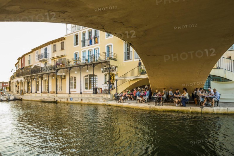 Restaurant under a bridge, Port Grimaud, Bay of St. Tropez, Département Var, Cote d'Azur, Provence-Alpes-Côte d'Azur, South of France, France, Europe