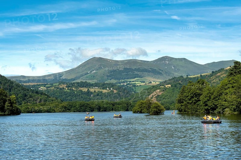 Summer activities on Lake Chambon with the Sancy Massif in the background, Puy-de-Dôme, Auvergne-Rhone-Alpes, France, Europe