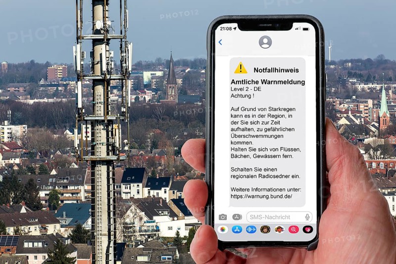 Symbolic image Cell Broadcast, warning service via mobile phone, by SMS, to all devices located in the area of radio cells, transmission masts, which may be at risk, in the event of natural disasters, major incidents, accidents, etc., sent via the network operators, in cooperation with the Federal Office of Civil Protection and Disaster Assistance, BBK