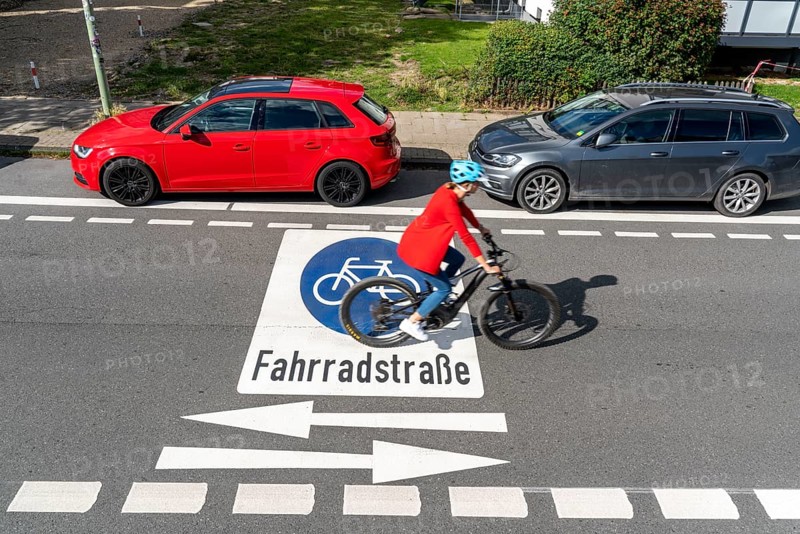 Bicycle road, cyclists have priority over car traffic, new cycle routes through Essen, here in the Rüttenscheid district, Kahrstrasse, part of the requirements of the clean air plan, against driving bans, Essen, North Rhine-Westphalia, Germany, Europe