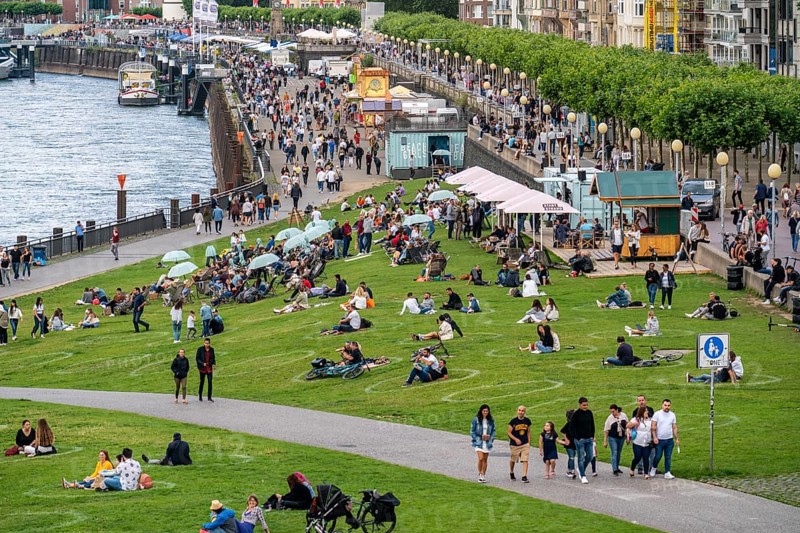 Düsseldorf on the Rhine during the corona crisis, corona circles, to comply with the distance rules, the contact bans, keeping distance is mostly observed, despite many walkers, effects of the corona crisis in Germany