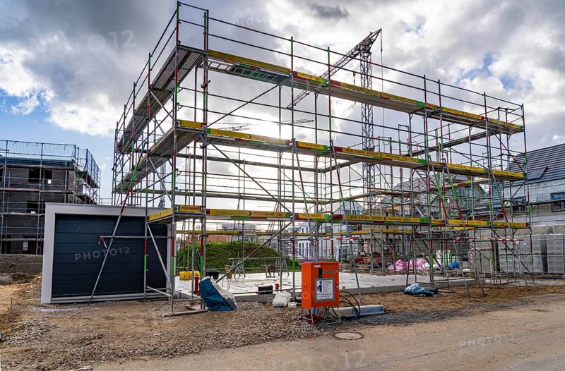 New-build neighbourhood, around 140 detached and semi-detached houses being built in the south of Duisburg, various developers, shells, construction work, North Rhine-Westphalia, Germany, Europe