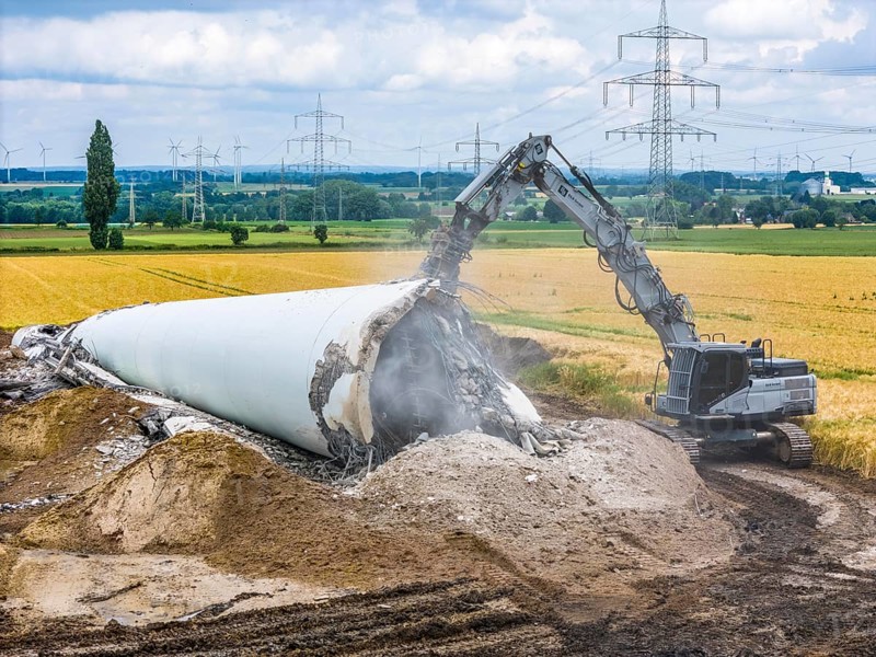 Demolished tower of a 20 year old wind turbine, in the Werl wind farm, 5 old Enercon E-66 turbines are demolished, 2 new Siemens SG6.6-170 wind turbines replace them, the 2 new wind turbines produce twice as much energy, 12 MW power, as the 5 old wind turbines, called repowering, demolition work, Werl, North Rhine-Westphalia, Germany, Europe
