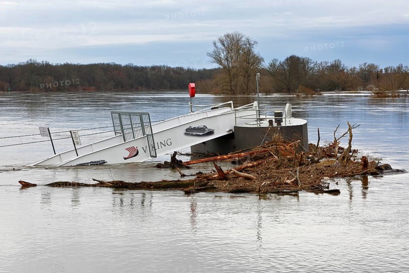Passenger shipping jetty near Dessau-Roßlau during the Elbe flood in winter 2023, Middle Elbe Biosphere Reserve, Dessau-Roßlau, Saxony-Anhalt, Germany, Europe
