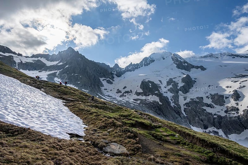 Mountaineer on a hiking trail, ascent to Schönbichler Horn, rocky summit Furtschaglspitze and glaciated summit Großer Möseler with Furtschaglkees, Berliner Höhenweg, Zillertal Alps, Tyrol, Austria, Europe