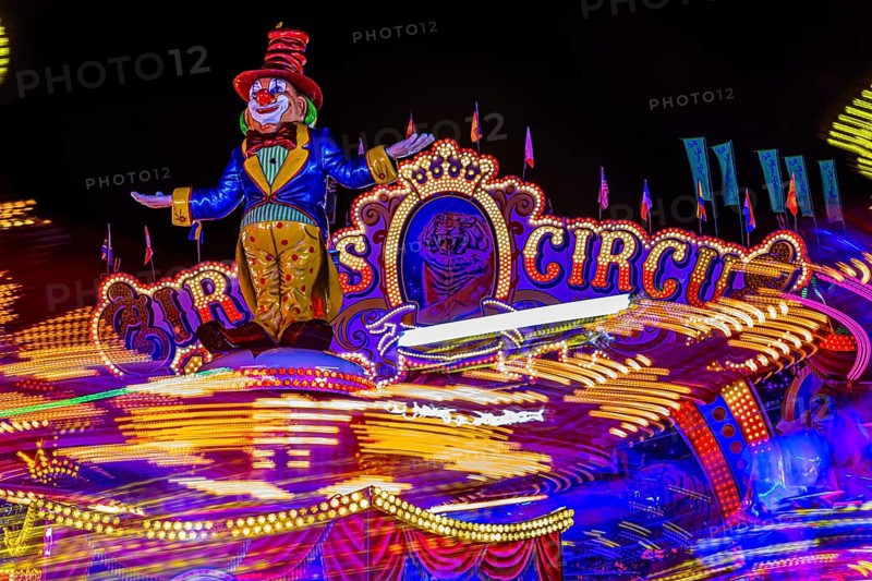Illuminated round and elevated ride Circus Circus gondolas in motion, night shot, night shot Oktoberfest, Festwiese, Theresienwiese, Munich, Upper Bavaria, Bavaria, Germany, Europe