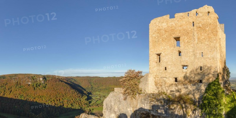 Reussenstein castle ruins above the Neidlinger Valley, Baden- Württemberg, Germany, Reussenstein castle ruins, Swabian Alb, Baden-Württemberg, Germany, Europe