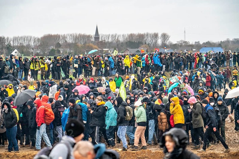 Many thousands of demonstrators march after a demonstration against the demolition of the lignite village of Lützerath, to the edge of the Garzweiler open-cast mine and on to the rest of the village, Lützerah, Erkelenz, North Rhine-Westphalia, Germany, Europe