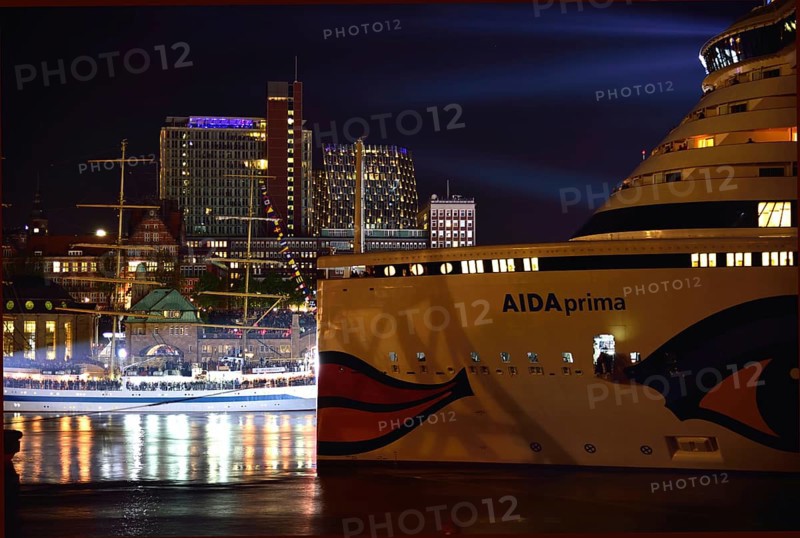 Europe, Germany, Hamburg, Elbe, View over the Elbe to the St. Pauli Landungsbrücken, Skyline St. Pauli at night, Passenger ship AIDAprima, Hamburg, Hamburg, Federal Republic of Germany, Europe