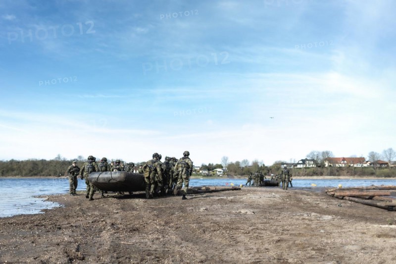 Czech soldiers launch an inflatable boat for a water crossing as part of the military exercise 'Wettiner Schwert' near Tangermünde, 26.03.2024. 'Wettiner Schwert' is part of the Quadriga exercise of the German Armed Forces and the NATO large-scale manoeuvre Steadtfast Defender 2024