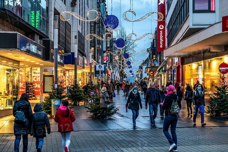 The city centre of Bochum, on the day of the opening of the Christmas light decorations, usually also of the Christmas market, which remained closed due to the 2nd Corona crisis lockdown, empty shopping streets, Bochum, North Rhine-Westphalia, Germany, compulsory masks in the city centre, Europe