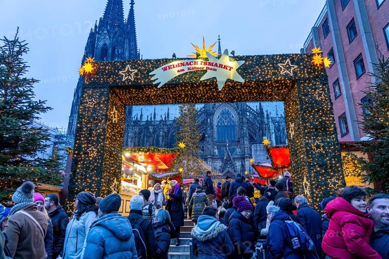 Christmas market at Roncalli Platz am Dom, in the city centre of Cologne, Sunday shopping in Cologne city centre, 1st Advent weekend, North Rhine-Westphalia, Germany, Europe