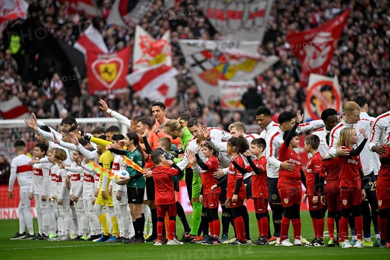 Teams, teams, children greet spectators in front of kick-off, start of match, MHPArena, MHP Arena Stuttgart, Baden-Württemberg, Germany, Europe
