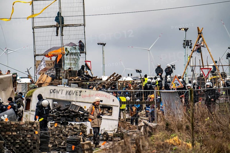 Beginning of the eviction of the Lützerath hamlet, camp of climate activists and squatters, at the Garzweiler 2 opencast lignite mine, by the police, Erkelenz, North Rhine-Westphalia, Germany, Europe