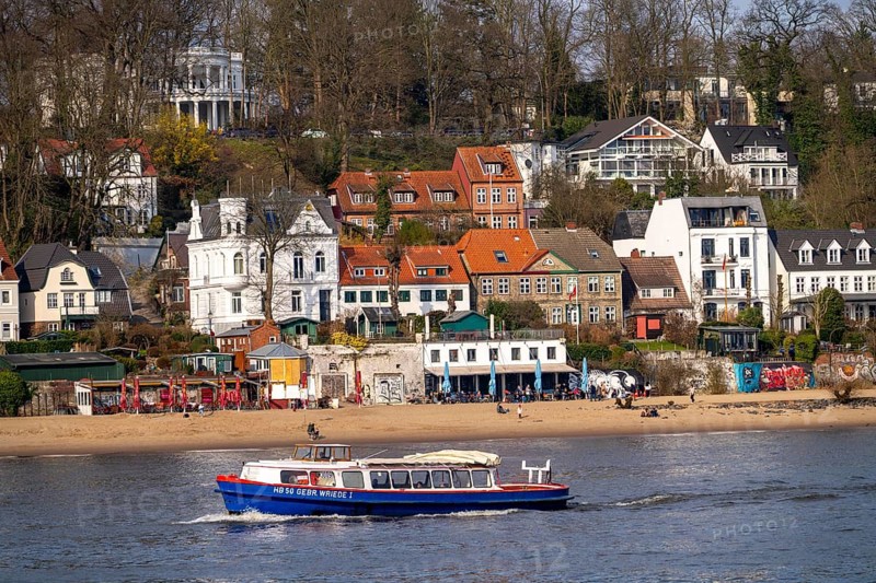 The Övelgönne district of Othmarschen, on the Elbe, Elbe beach, houses below the Elbchaussee, tour boat, Hamburg, Germany, Europe