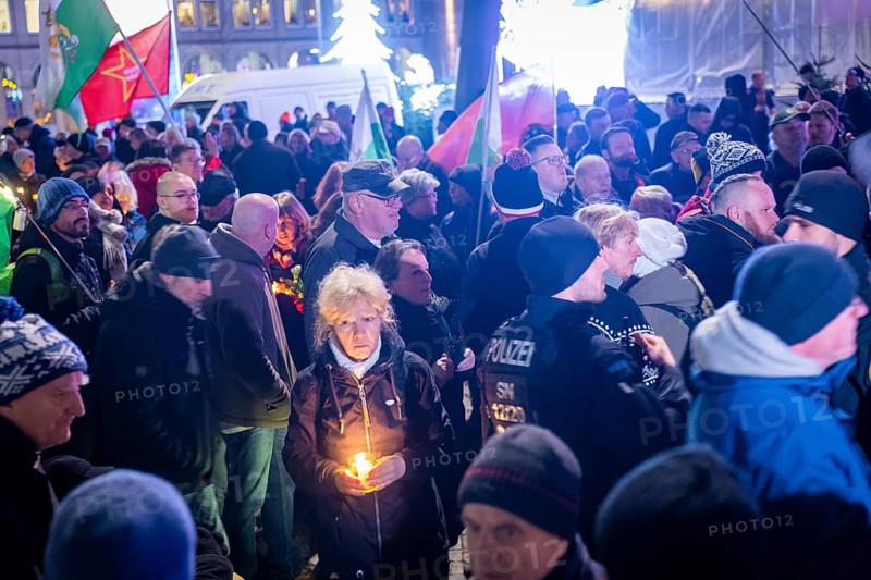 To mark 13 February and the destruction of Dresden in the Second World War, the small right-wing extremist party Freie Sachsen organised a demonstration and marched through the centre of Dresden in front of the Church of Our Lady with revanchist and fantasy flags and loudspeakers. They distorted historical facts, voiced conspiracy theories and shouted slogans that jeopardised the rule of law, Dresden, Saxony, Germany, Europe
