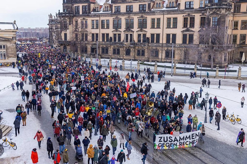 Several thousand people protested on Sunday in Dresden and elsewhere, against the AfD and in favour of democracy. Similar demonstrations have been taking place in many German cities for days. Between 25, 000 and 40, 000 participants were estimated. The demonstration marches along Schlosstraße through the city centre, Dresden, Saxony, Germany, Europe