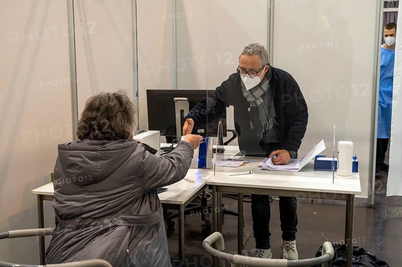 Start in the vaccination centre for corona vaccinations, in a hall of Messe Essen, for people over 80 years of age who do not live in nursing homes, vaccination in the vaccination booth, vaccination routes for a daily vaccination of up to 2400 people, operated by the Association of Statutory Health Insurance Physicians, Essen, North Rhine-Westphalia, Germany, Europe