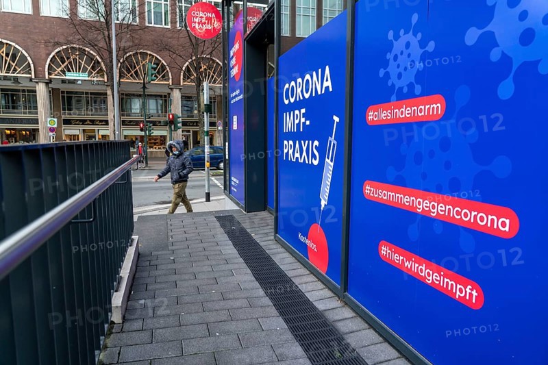 Corona test centre and vaccination centre, in the city centre at the main railway station, Essen, North Rhine-Westphalia, Germany, Europe