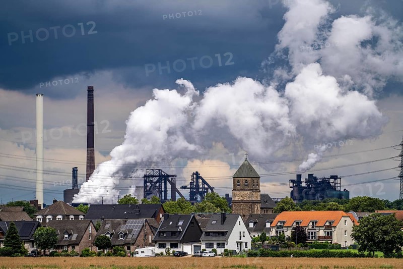 Hüttenwerke Krupp-Mannesmann, HKM in Duisburg-Hüttenheim, 2 blast furnaces, coking plant, residential buildings in Duisburg-Mündelheim, extinguishing cloud of the coking plant, North Rhine-Westphalia, Germany, Europe