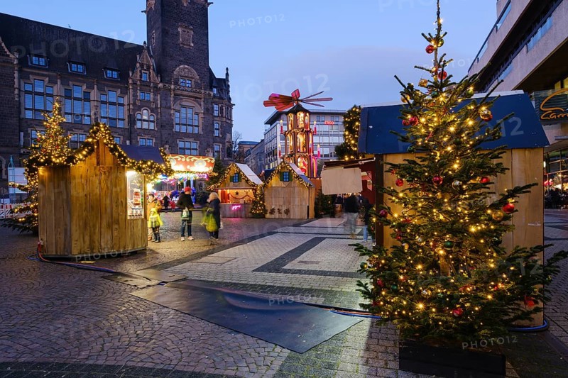 Stalls, Christmas trees and Christmas pyramid at the Christmas market at Neumarkt, Blue Hour, Elberfeld, Wuppertal, North Rhine-Westphalia, Germany, Europe