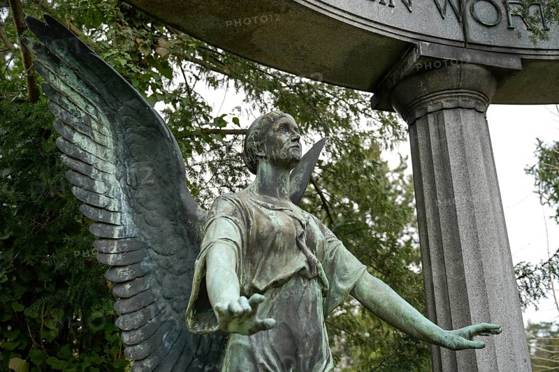 Count of the Anna and Leopold Engel family, angel figure, mourning figure, grave, Zehlendorf cemetery, Onkel-Tom-Straße, Zehlendorf, Berlin, Germany, Europe
