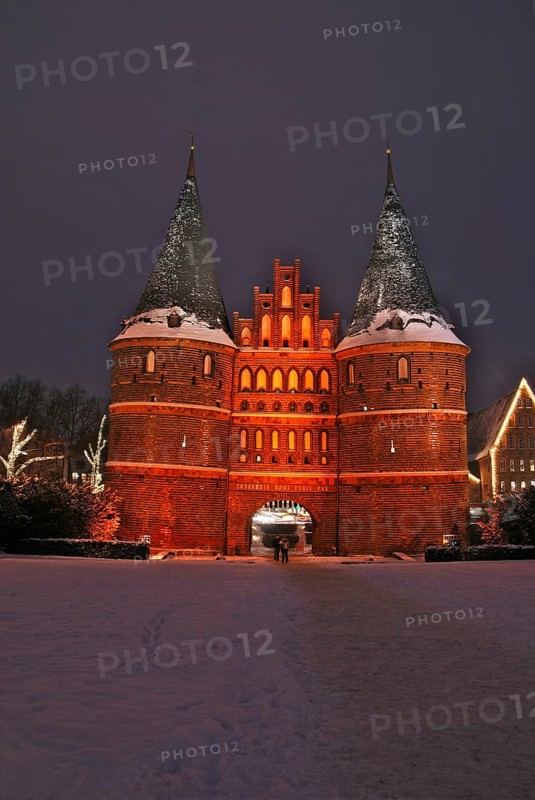 Europe, Germany, Schleswig-Holstein, Lübeck, Holstentor in winter at Christmas, Hamburg, Hamburg, Federal Republic of Germany, Europe