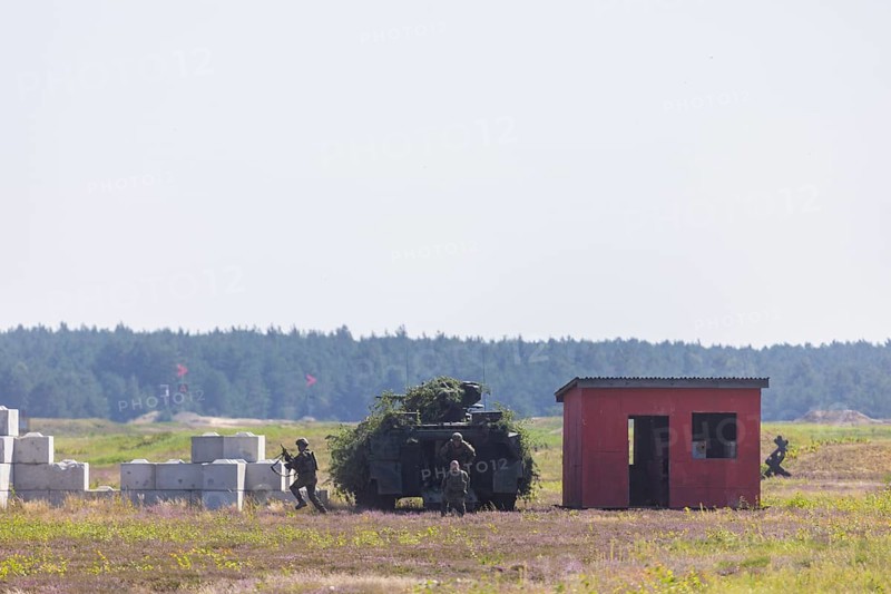 The Oberlausitz military training area opened its Tor tor to thousands of visitors for the Open Day at the Oberlausitz military training area to give them an insight behind the scenes of the Bundeswehr in Saxony. The soldiers presented a wide range of large and small equipment and gave an impressive demonstration of what they are capable of. Dynamic demonstration by the armoured infantry with the Marder infantry fighting vehicle, open day at the Oberlausitz military training area, Weißkeißel, Saxony, Germany, Europe