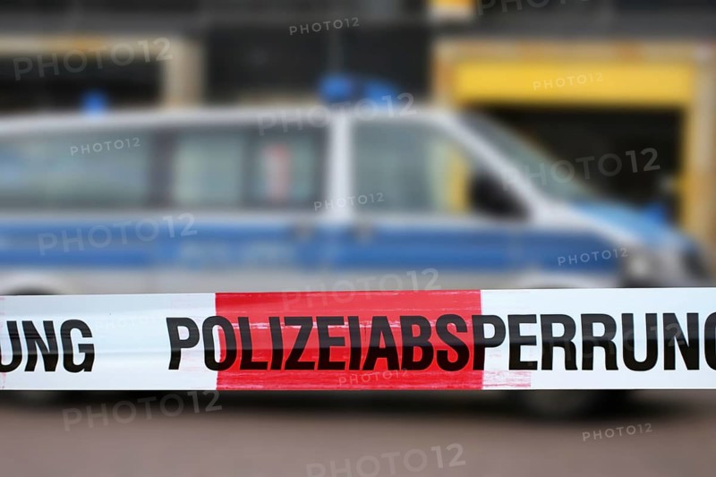 Symbolic image: Police cordon with police car in the background