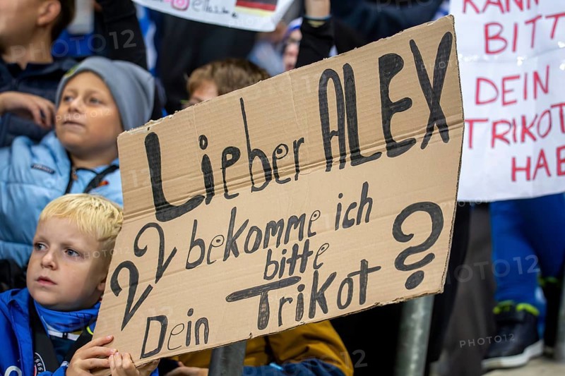 Football UEFA Europa League, 2024/25 season, matchday 2: TSG Hoffenheim v Dynamo Kiev. Picture: A child holding a sign asking for an Alexander Prass jersey