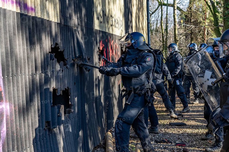 Beginning of the eviction of the Lützerath hamlet, camp of climate activists and squatters, at the Garzweiler 2 opencast lignite mine, by the police, Erkelenz, North Rhine-Westphalia, Germany, Europe