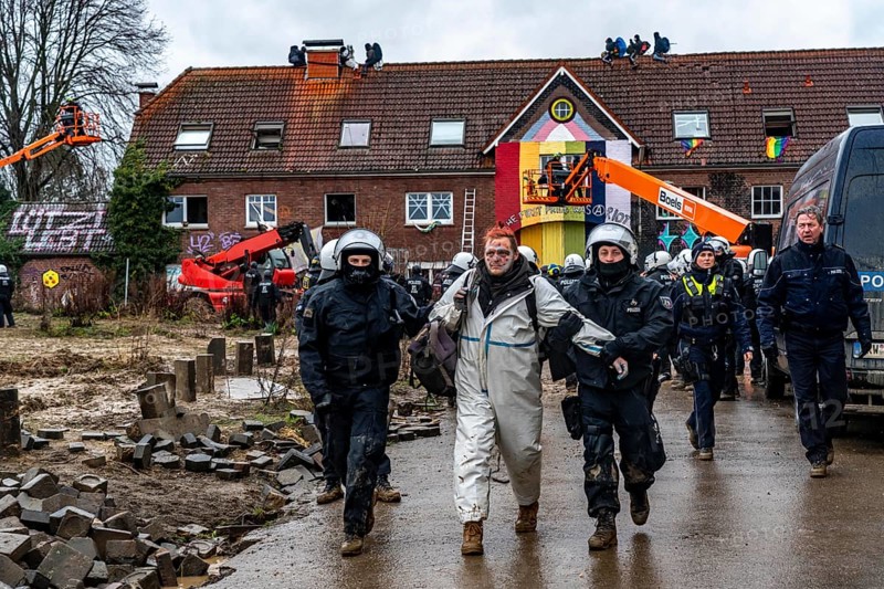 2nd day of the eviction of the Lützerath hamlet, occupied buildings of the former farm, by climate activists at the Garzweiler 2 opencast lignite mine, by the police, Erkelenz, North Rhine-Westphalia, Germany, Europe