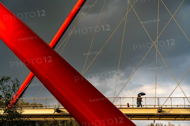 Double bridge over the Rhine-Herne Canal, at Nordsternpark, in the rain, Gelsenkirchen, North Rhine-Westphalia, Germany, Europe