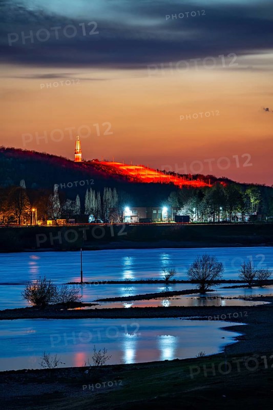 Rhine near Duisburg-Beeckerwerth, Rheinpreussen spoil tip in Mörs, spoil tip sign Das Geleucht, light installation, Duisburg, North Rhine-Westphalia, Germany, Europe