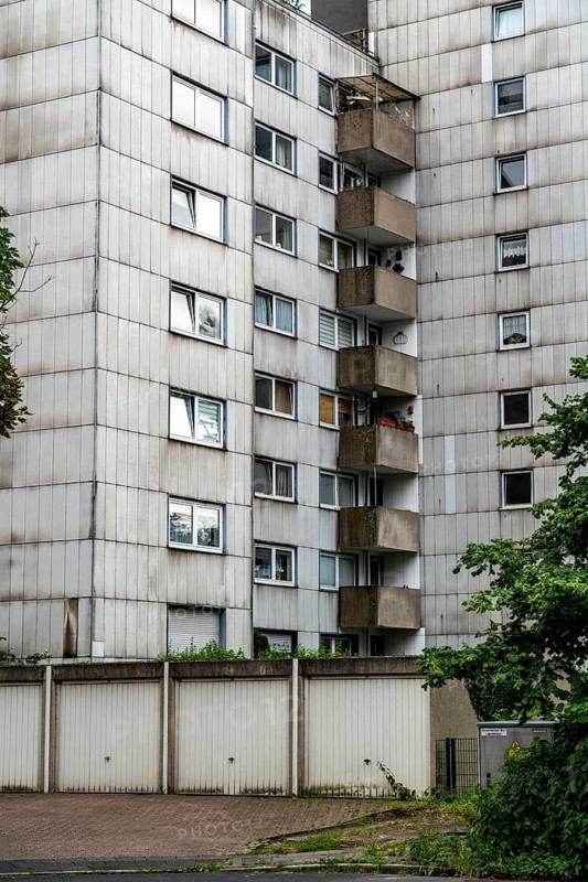 Residential buildings, housing estate in Duisburg-Neuenkamp, older residential complex with garages, North Rhine-Westphalia, Germany, Europe