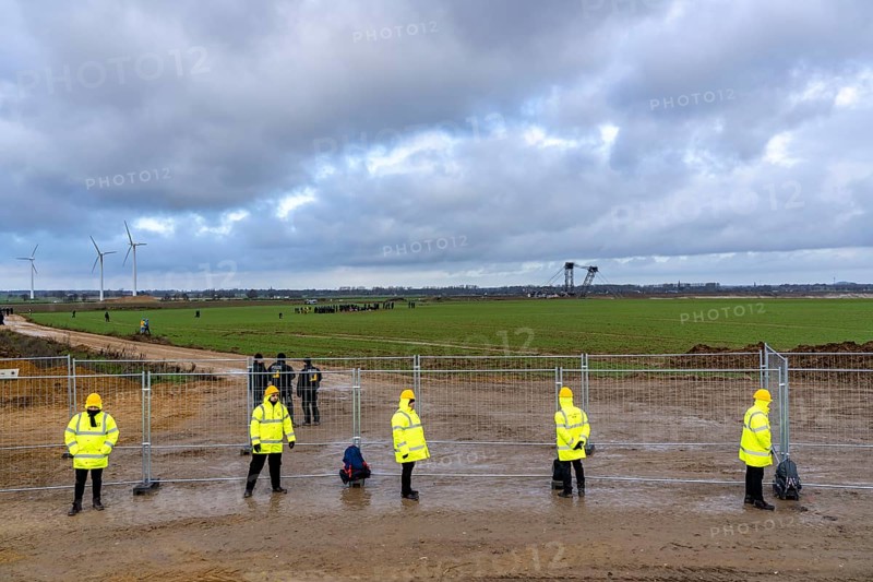 At the hamlet of Lützerath, at the Garzweiler 2 open-cast lignite mine, the RWE Group erects a double-grid fence around the entire area while the police are clearing the occupied camp, Erkelenz, North Rhine-Westphalia, Germany, Europe