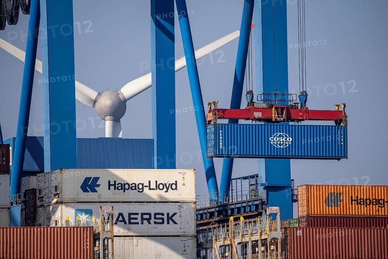 Port of Hamburg, Container Terminal Altenwerder, container ship during loading and unloading, Hamburg, Germany, Europe