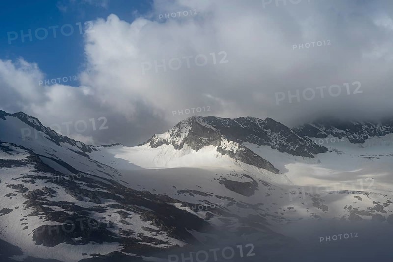 Cloudy, atmospheric mountain landscape with glaciated mountain peaks, Dosso Largo summit with Schlegeiskees, Berliner Höhenweg, Zillertal, Tyrol, Austria, Europe