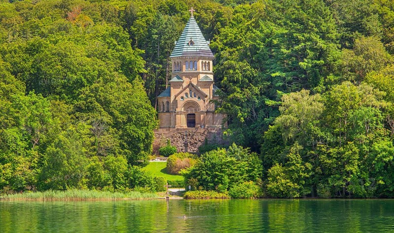 Votive chapel Memorial Chapel of St Ludwig on the lakeshore with wooden cross in the lake, the place where King Ludwig II died, Berg, Lake Starnberg, Bavarian Alpine foothills, Upper Bavaria, Bavaria, Germany, Europe
