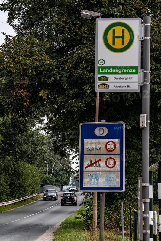 The so-called Green Border, near Straelen Niederdorf, between Germany and the Netherlands, country road, Niederdorfer Straße, first day of intensified border controls against irregular migration, traffic runs normally as usual, North Rhine-Westphalia, Germany, Europe