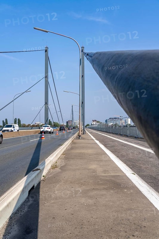 The Theodor-Heuss-Bridge, Rhine crossing, cable-stayed bridge, first road bridge of the so-called Düsseldorf bridge family, is dilapidated, concrete damage, closed to vehicles over 30 tonnes total weight, planning of a new replacement has started, Düsseldorf, North Rhine-Westphalia, Germany, Europe
