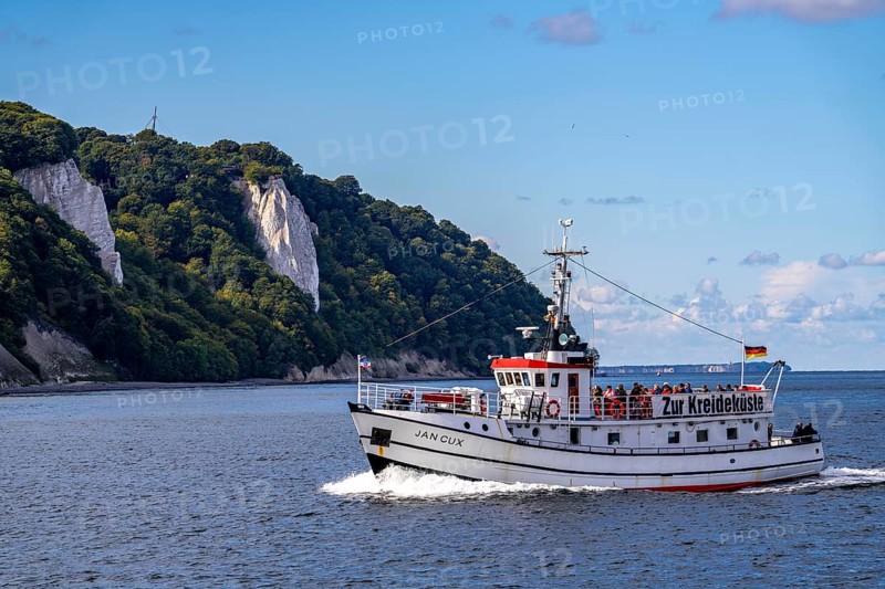 Excursion boat Jan Cox, round trip to the chalk cliffs of Rügen, viewing platform at the famous Königsstuhl rock formation, in the Jasmund National Park, view of the Baltic Sea and the chalk cliff coast, between Sassnitz and Lohme, Mecklenburg-Vorpommern, Germany, Europe