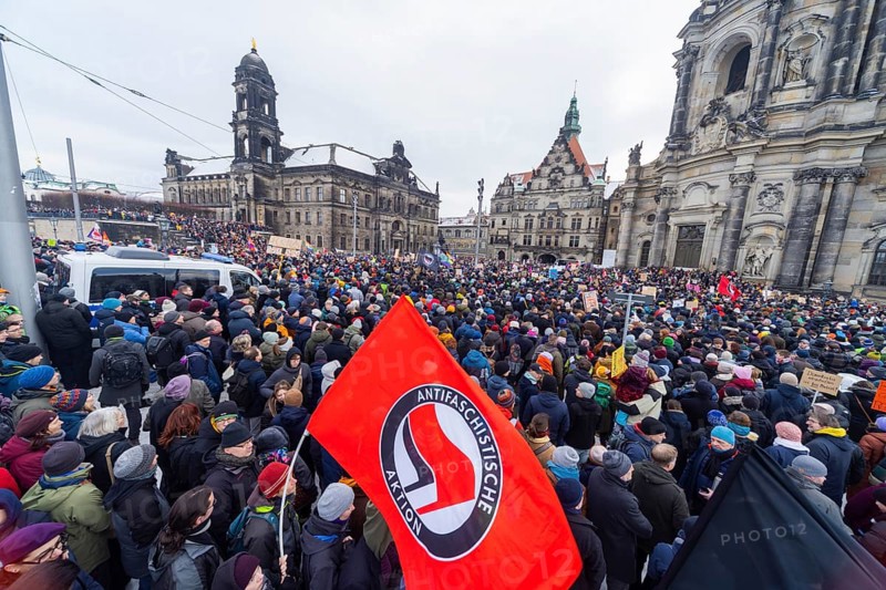 Several thousand people protested on Sunday in Dresden and elsewhere, against the AfD and in favour of democracy. Similar demonstrations have been taking place in many German cities for days. Between 25, 000 and 40, 000 participants were estimated. The Schlossplatz is filled with a crowd, Dresden, Saxony, Germany, Europe